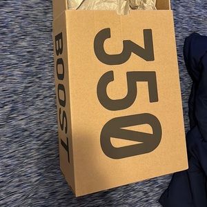 Yeezy “beluga” 350 v2 size 9.